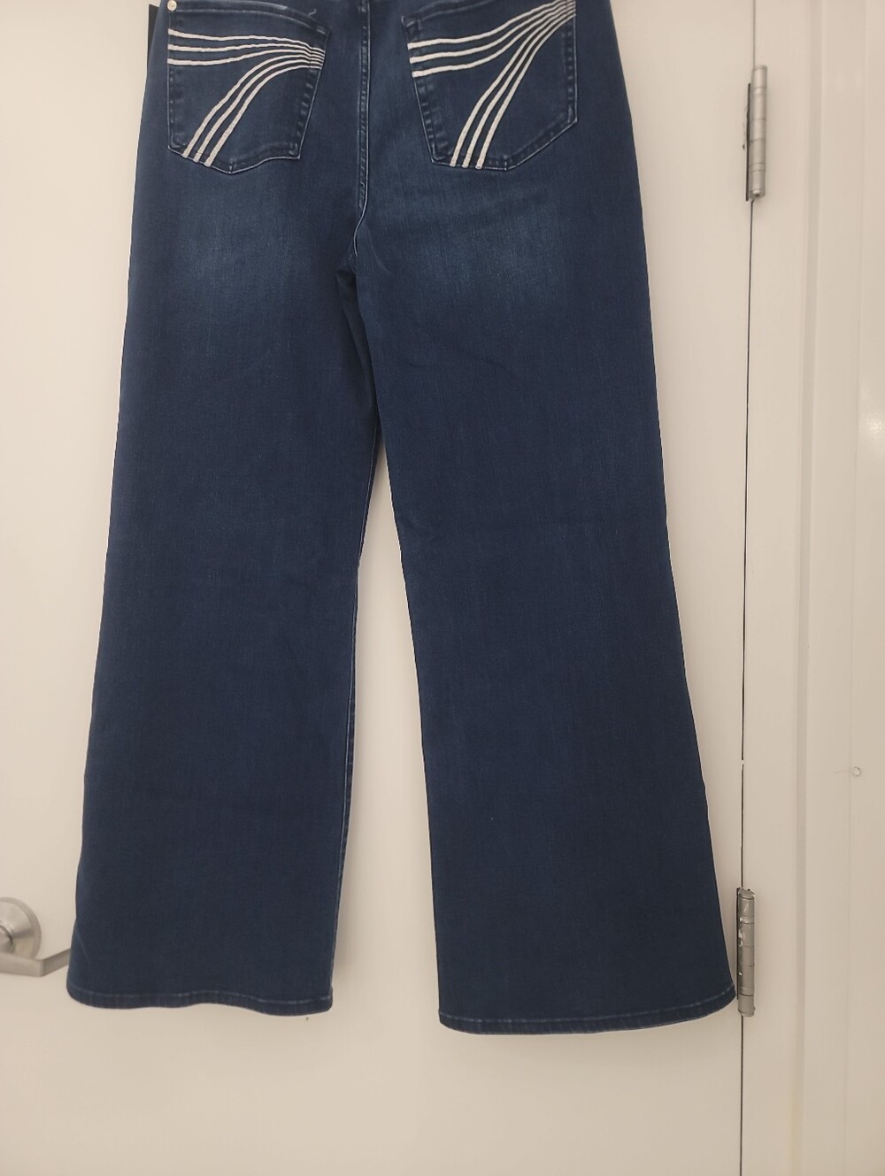 7For Mankind  Dojo Dark Blue Flared Jeans - Classic Everyday Style